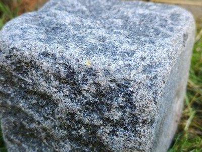 kostka granitowa otaczana gabro 1